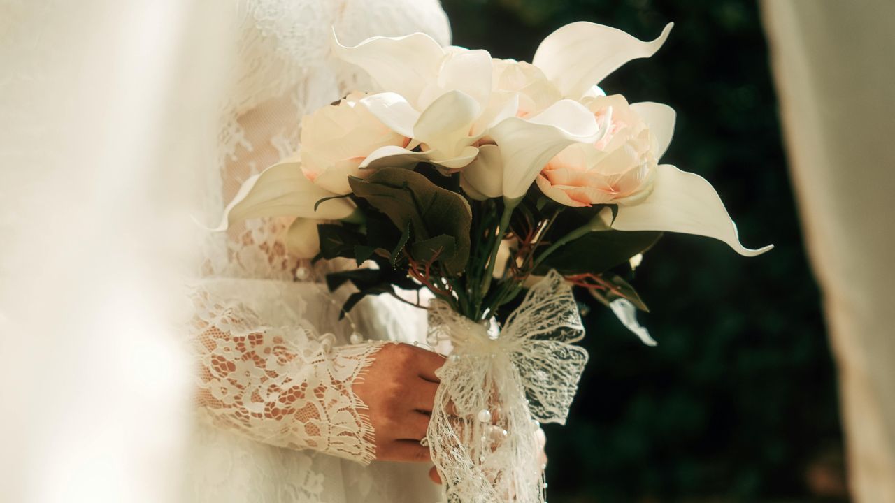 hoa-rum-cuoi-trang-cam-tay