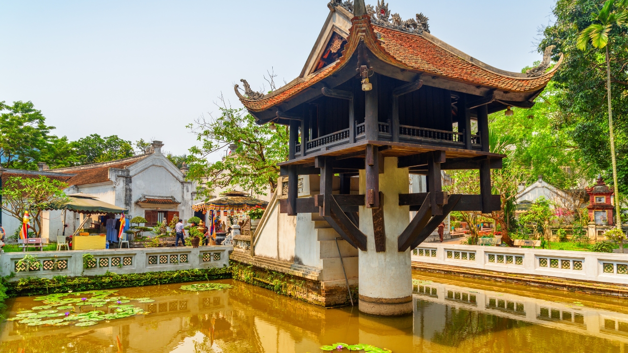 hoa-sen-trang-trong-kien-truc-phat-giao